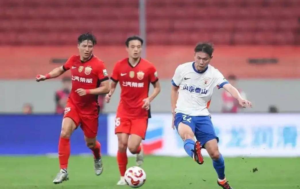 包含中超倒计时，山东泰山国际比赛日主帅复盘，细节引发关注，目标明确，更衣室氛围转暖的词条