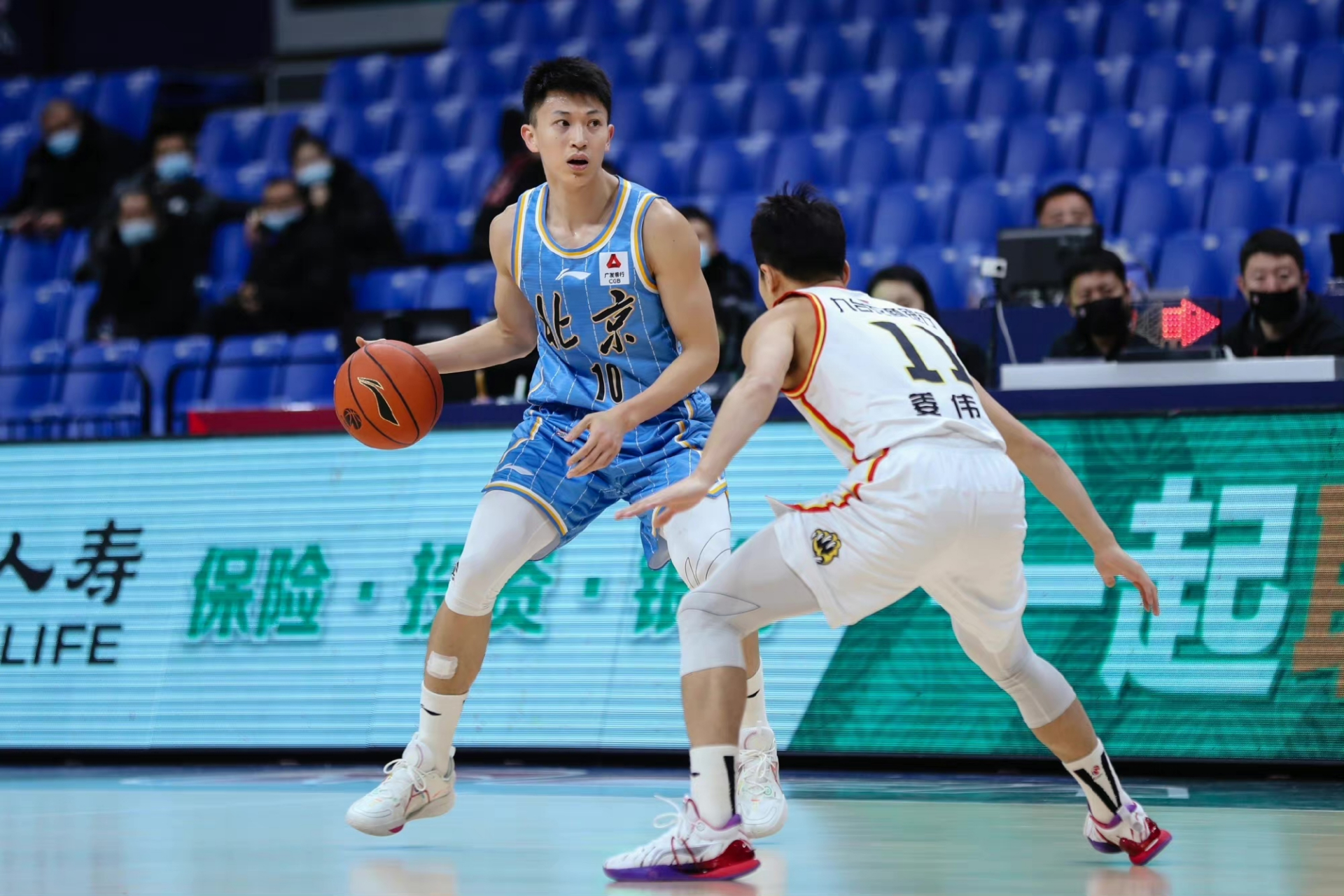 窗口期CBA常规赛传出新动向，丹佛掘金调整名单，管理层表态——话题不断，身体对抗强度拉满的简单介绍