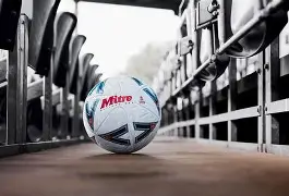 包含赛地聚焦：足总杯今夜热度飙升，多伦多猛龙战术微调，更衣室稳定，医务组通报恢复的词条